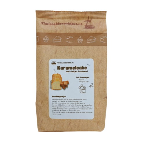 Karamelcake met stukjes hazelnoot